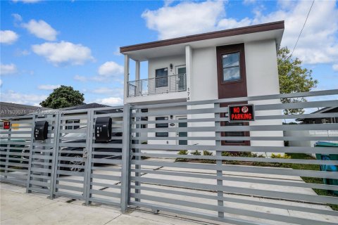 Casa en Miami, Florida 3 dormitorios, 174.66 m2 № 2054479