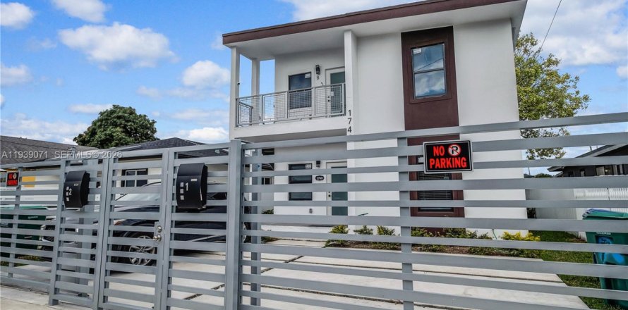 Casa en Miami, Florida 3 dormitorios, 174.66 m2 № 2054479