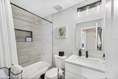 House in Englewood, Florida 3 bedrooms, 125.42 sq.m. № 1919173 - photo 11