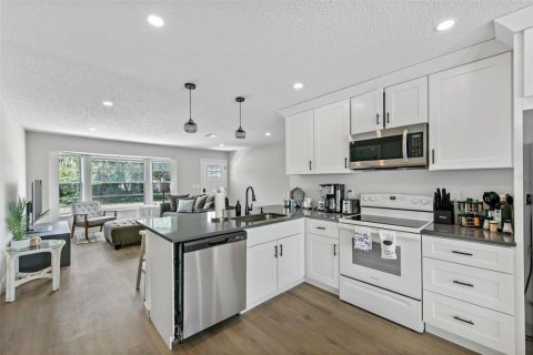 House in Englewood, Florida 3 bedrooms, 125.42 sq.m. № 1919173 - photo 6