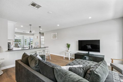 House in Englewood, Florida 3 bedrooms, 125.42 sq.m. № 1919173 - photo 9