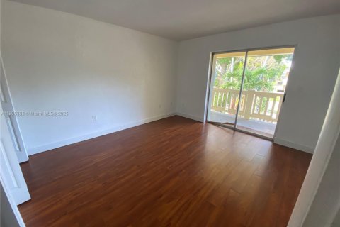 Снять в аренду таунхаус в Майами, Флорида 2 спальни, 117.61м2, № 1948650 - фото 10