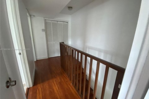 Снять в аренду таунхаус в Майами, Флорида 2 спальни, 117.61м2, № 1948650 - фото 7