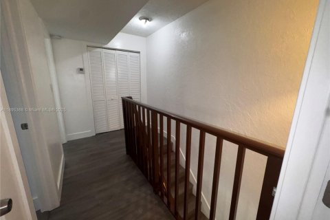 Снять в аренду таунхаус в Майами, Флорида 2 спальни, 117.61м2, № 1948650 - фото 23