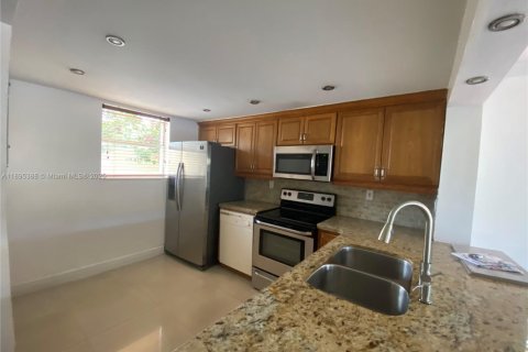 Снять в аренду таунхаус в Майами, Флорида 2 спальни, 117.61м2, № 1948650 - фото 4