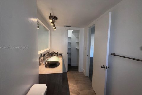 Снять в аренду таунхаус в Майами, Флорида 2 спальни, 117.61м2, № 1948650 - фото 22