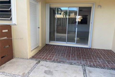 Снять в аренду таунхаус в Майами, Флорида 2 спальни, 117.61м2, № 1948650 - фото 16