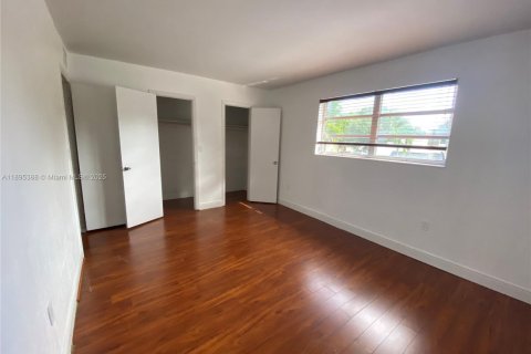 Снять в аренду таунхаус в Майами, Флорида 2 спальни, 117.61м2, № 1948650 - фото 8