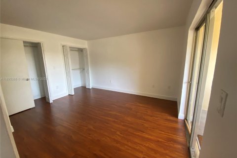 Снять в аренду таунхаус в Майами, Флорида 2 спальни, 117.61м2, № 1948650 - фото 9