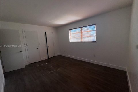 Снять в аренду таунхаус в Майами, Флорида 2 спальни, 117.61м2, № 1948650 - фото 25