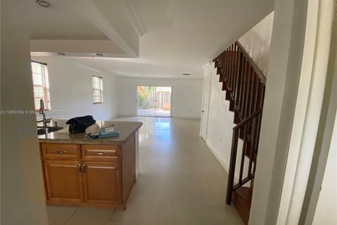 Снять в аренду таунхаус в Майами, Флорида 2 спальни, 117.61м2, № 1948650 - фото 3