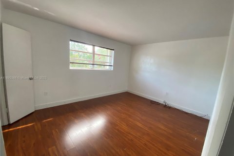 Снять в аренду таунхаус в Майами, Флорида 2 спальни, 117.61м2, № 1948650 - фото 13