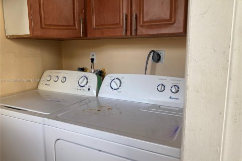 Снять в аренду таунхаус в Майами, Флорида 2 спальни, 117.61м2, № 1948650 - фото 15