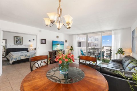 Copropriété à vendre à Hallandale Beach, Floride: 1 chambre, 83.24 m2 № 2067900 - photo 10
