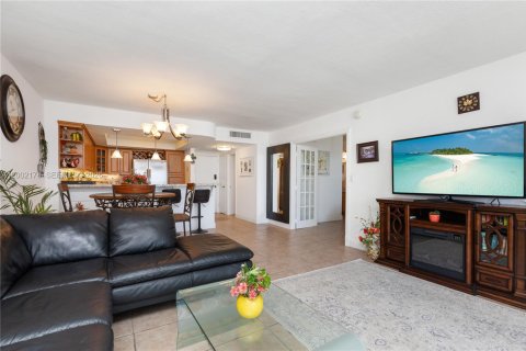 Copropriété à vendre à Hallandale Beach, Floride: 1 chambre, 83.24 m2 № 2067900 - photo 7