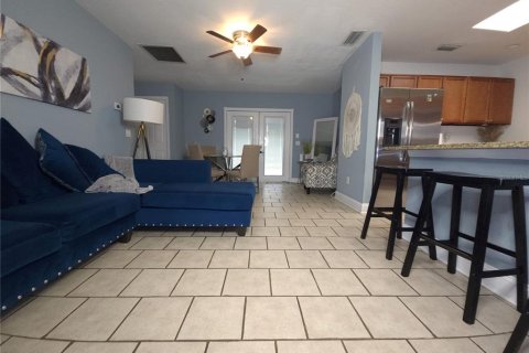 House in PORT ST LUCIE in Saint Lucie, Florida 3 bedrooms, 154.03 sq.m. № 1916824 - photo 2