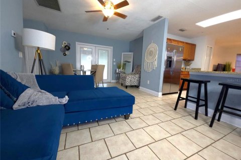 House in PORT ST LUCIE in Saint Lucie, Florida 3 bedrooms, 154.03 sq.m. № 1916824 - photo 3