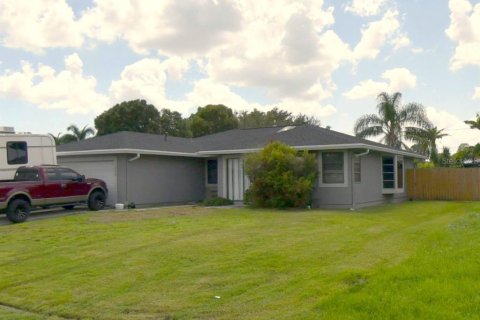 House in PORT ST LUCIE in Saint Lucie, Florida 3 bedrooms, 154.03 sq.m. № 1916824 - photo 1