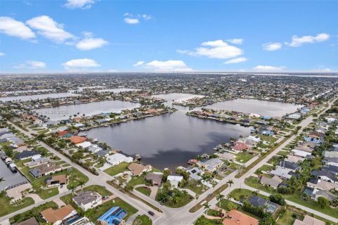 House in Cape Coral, Florida 3 bedrooms, 255.11 sq.m. № 1933763 - photo 3