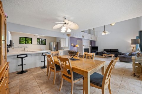 House in Cape Coral, Florida 3 bedrooms, 255.11 sq.m. № 1933763 - photo 13