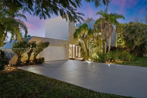 House in Cape Coral, Florida 3 bedrooms, 255.11 sq.m. № 1933763 - photo 1