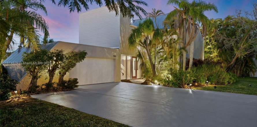 House in Cape Coral, Florida 3 bedrooms, 255.11 sq.m. № 1933763