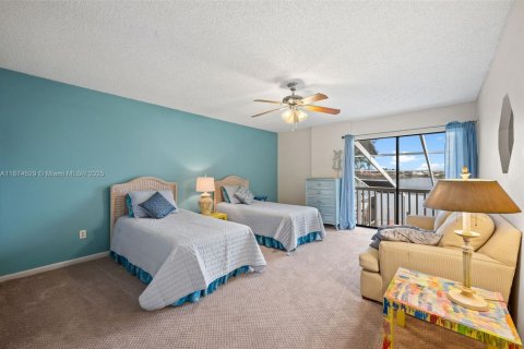 House in Cape Coral, Florida 3 bedrooms, 255.11 sq.m. № 1933763 - photo 25