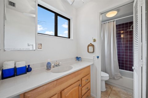 House in Cape Coral, Florida 3 bedrooms, 255.11 sq.m. № 1933763 - photo 20