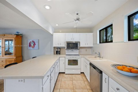 House in Cape Coral, Florida 3 bedrooms, 255.11 sq.m. № 1933763 - photo 17