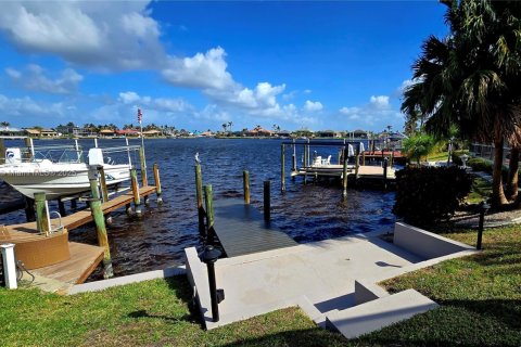 House in Cape Coral, Florida 3 bedrooms, 255.11 sq.m. № 1933763 - photo 29