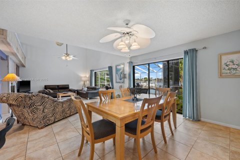 House in Cape Coral, Florida 3 bedrooms, 255.11 sq.m. № 1933763 - photo 14