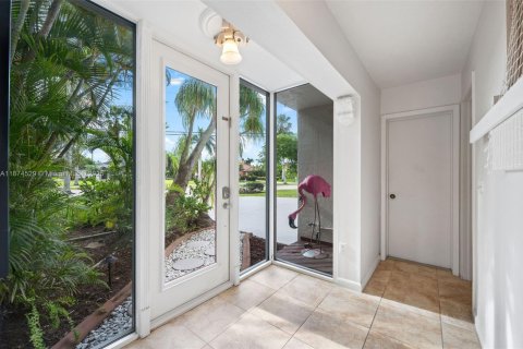 House in Cape Coral, Florida 3 bedrooms, 255.11 sq.m. № 1933763 - photo 8