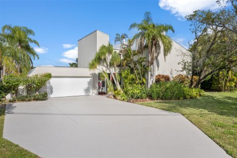 House in Cape Coral, Florida 3 bedrooms, 255.11 sq.m. № 1933763 - photo 2