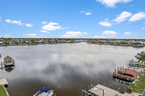 House in Cape Coral, Florida 3 bedrooms, 255.11 sq.m. № 1933763 - photo 30