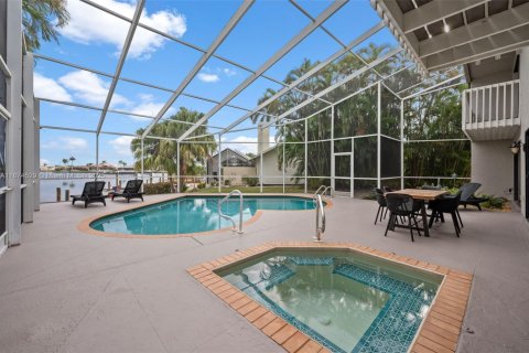 House in Cape Coral, Florida 3 bedrooms, 255.11 sq.m. № 1933763 - photo 6