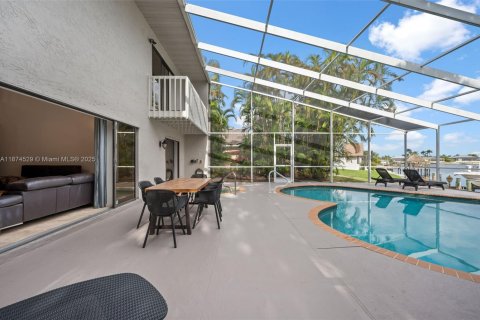 House in Cape Coral, Florida 3 bedrooms, 255.11 sq.m. № 1933763 - photo 26