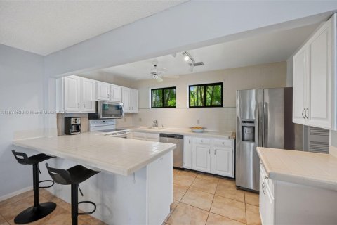 House in Cape Coral, Florida 3 bedrooms, 255.11 sq.m. № 1933763 - photo 15