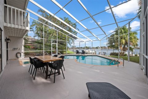 House in Cape Coral, Florida 3 bedrooms, 255.11 sq.m. № 1933763 - photo 5