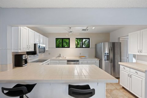 House in Cape Coral, Florida 3 bedrooms, 255.11 sq.m. № 1933763 - photo 16