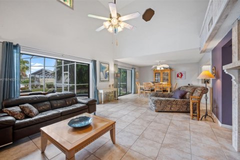 House in Cape Coral, Florida 3 bedrooms, 255.11 sq.m. № 1933763 - photo 10