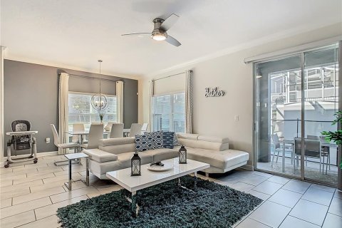 Townhouse in Davenport, Florida 5 bedrooms, 201.32 sq.m. № 2197907 - photo 13
