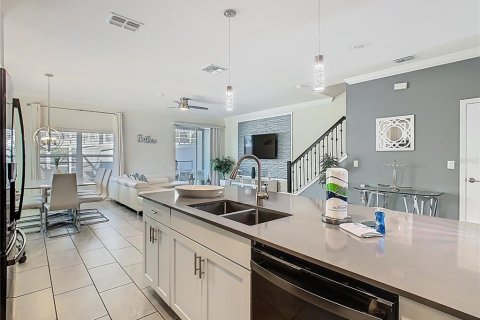Townhouse in Davenport, Florida 5 bedrooms, 201.32 sq.m. № 2197907 - photo 3