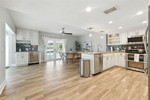House in Tampa, Florida 3 bedrooms, 229.38 sq.m. № 1898576 - photo 12