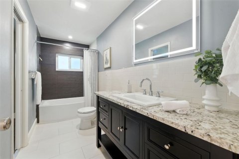 House in Tampa, Florida 3 bedrooms, 229.38 sq.m. № 1898576 - photo 28