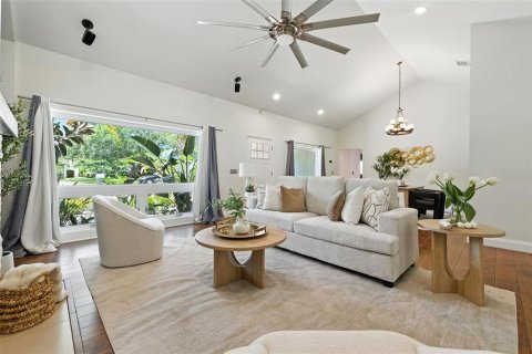 House in Tampa, Florida 3 bedrooms, 229.38 sq.m. № 1898576 - photo 7