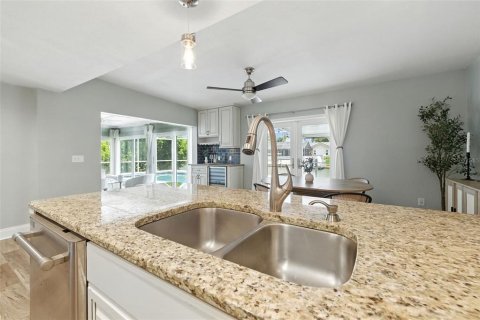 House in Tampa, Florida 3 bedrooms, 229.38 sq.m. № 1898576 - photo 16