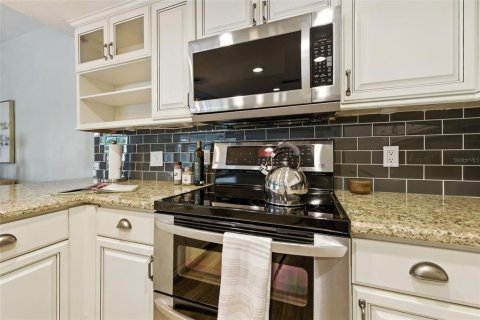 House in Tampa, Florida 3 bedrooms, 229.38 sq.m. № 1898576 - photo 15