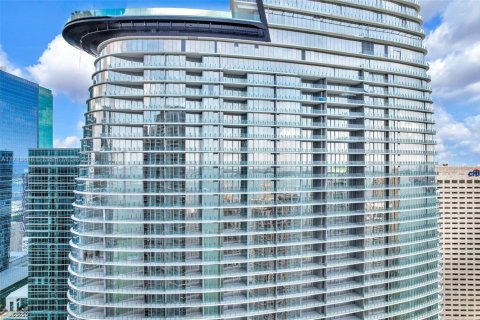 Condo in Miami, Florida, 3 bedrooms  № 1859763 - photo 1