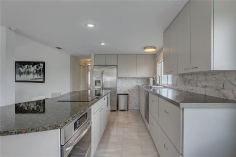 House in Tampa, Florida 5 bedrooms, 251.95 sq.m. № 1690666 - photo 14