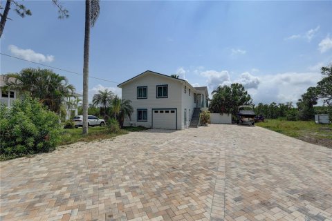 House in Tampa, Florida 5 bedrooms, 251.95 sq.m. № 1690666 - photo 6